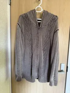 フードジップニット　ケーブル編み×落ち着きブラウン