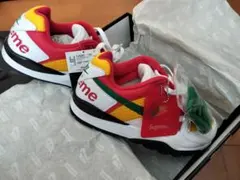 新品タグ付きシュプリームナイキスニーカー