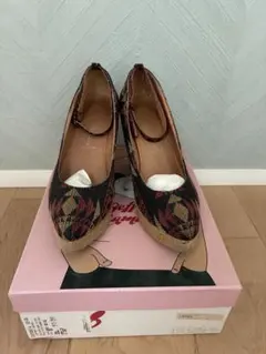 幾何学模様のストラップ付きウェッジヒール