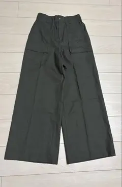 アダムエロペ　ウール タック入りパンツ カーキのサムネイル