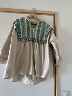kBF. 刺繍入りフリル襟ベージュ長袖シャツ