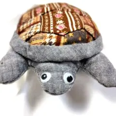 ハンドメイド⭐ カメ ぬいぐるみ パッチワーク 縁起物　かわいい　亀　針刺しのサムネイル