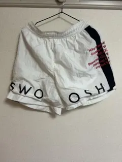 Nike SWOOSH ホワイトショートパンツ