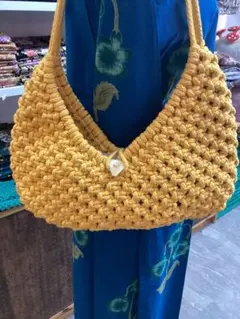 イエローハンドバッグ 編み物 ボタン付き