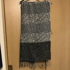 ヒョウ柄ストール　マフラー　グレー系 フリンジ付き