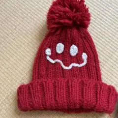 ビームス、赤いアクリルニット帽 笑顔の刺繍付き