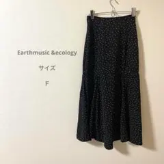 アースミュージック&エコロジ黒のドット柄フレアロングスカート