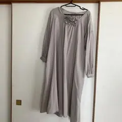 フリル付きグレー長袖ワンピース