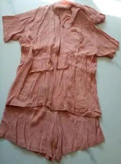 フード付きオレンジ系パーカーとショートパンツ