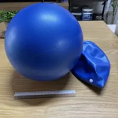 青いエクササイズボール