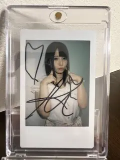 【超貴重・直筆サイン】上原亜依 チェキ ポーズ マグネットローダー付 現場チェキ