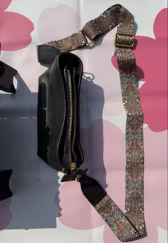 ユニセックス本革クロスボディバッグ