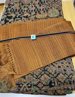 美しい小紋柄 着物 黒と多色の模様　裄62 縮緬　クリスマス