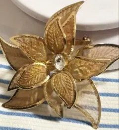 やや大ぶり可愛い　金色花形 ブローチ　花びら少し立体的ヴィンテージ　年代物レトロ