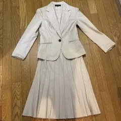 アンタイトル　春夏スーツ　ページュプリーツ風スカート シングルボタンジャケット