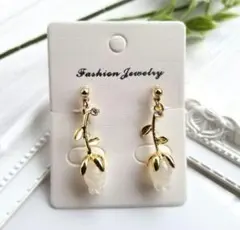 フラワーチャーム×ビジュー　ホワイト　揺れる　イヤリング　ピアス　ハンドメイド