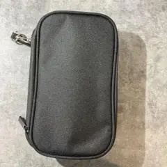 黒色のポーチ