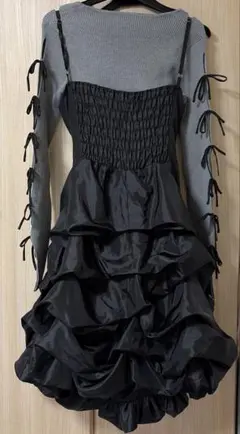 フリル付き黒ドレスとリブ編みトップスセット