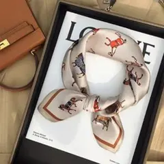 馬柄 シルク風 スカーフ 70cm × 70cm 数量限定 ベージュ