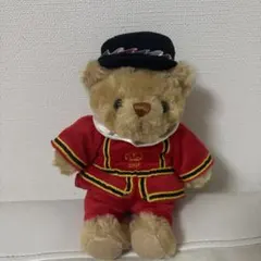 赤い制服のクマのぬいぐるみ