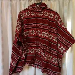 フード付き赤と白のポンチョ