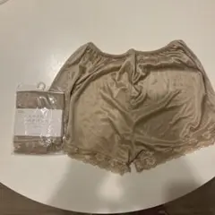 3coins ベージュ レース付きペチパンツ　M〜Lのサムネイル