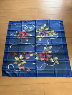 ⭐︎花柄大判シルクスカーフ 青色