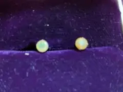 オパールスタッドピアス pt900 0.3ct 4mm