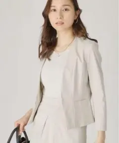 ライトベージュ ノーカラージャケット