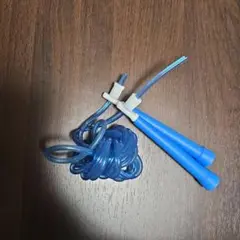 青い調整可能な縄跳び