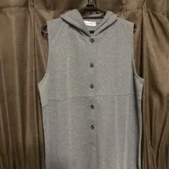 新品フード付きグレーノースリーブワンピース　マタニティ