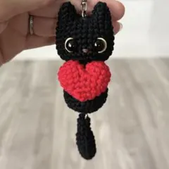 【専用】あみぐるみキーホルダー(ハートといちご付き) 黒猫あみぐるみキーホルダー ハートぎゅっと×揺れるしっぽ いちご