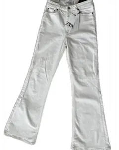 美品　タグ付き　ZARA ホワイト フレアデニムパンツ