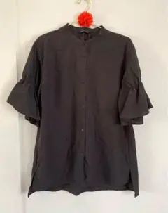 MUMU&Co スリット入り フリルシャツ チャコール L