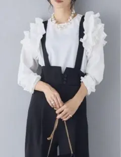 入荷✨大人気❣️コンシャスショルダーフリルプルオーバー　ホワイトfrene