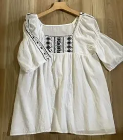 【Discoat】お花刺繍入り 半袖ブラウス ホワイト