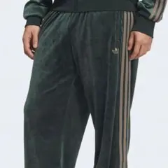 【新品未使用】アディダスオリジナルス　トラックパンツ　ベロア素材