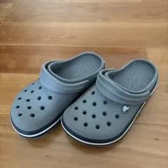 crocs キッズ　グレー サンダル 通気孔付き　J2