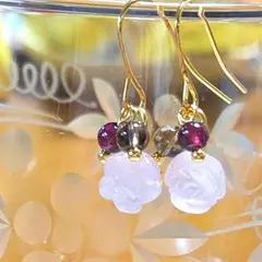 ローズクォーツ薔薇とスモーキークォーツとガーネットのピアス