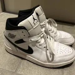 NIKE AIR JORDAN 1 MID