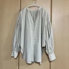 ADAM ET ROPE　パフスリーブのブラウス　ベージュ　Fサイズ　Vネック