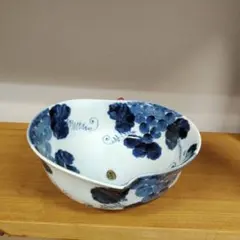 有田焼　青いブドウ模様の陶器深皿