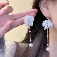花びら パール ロングピアス ゴールド 大ぶり 韓国 上品 結婚式 パーティー
