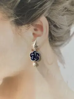 梅結びとガラスパールのノンホールピアス　水引アクセサリー　濃青（藍色）