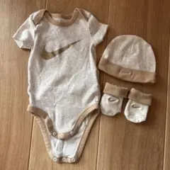 Nike ベージュロンパース 帽子 靴下セット