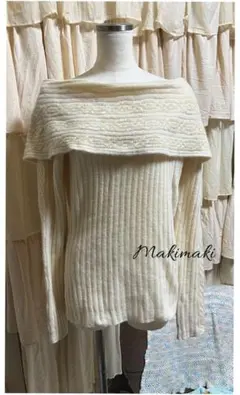 ミルキーホワイトのキラキラ　オフショルダーニット