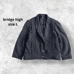 ブリッジハイ ジャケット グレー ショート丈 プリーツデザイン 赤いボタン 長袖