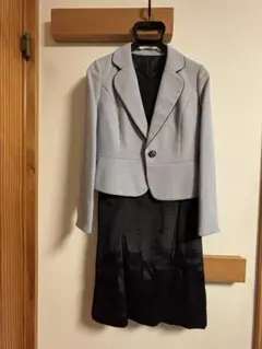 グレーのジャケットと黒のワンピースセット