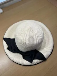 アイボリー 麦わら帽子 黒リボン付き