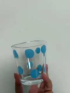 青の水玉模様のガラスカップ